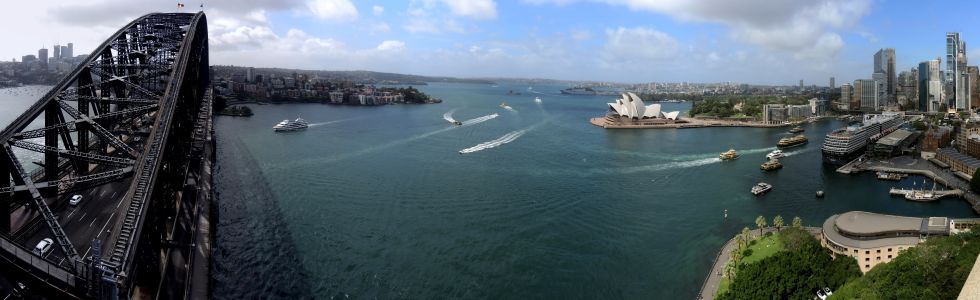 Je z něho nádherný pohled na most, Operu a celé město.